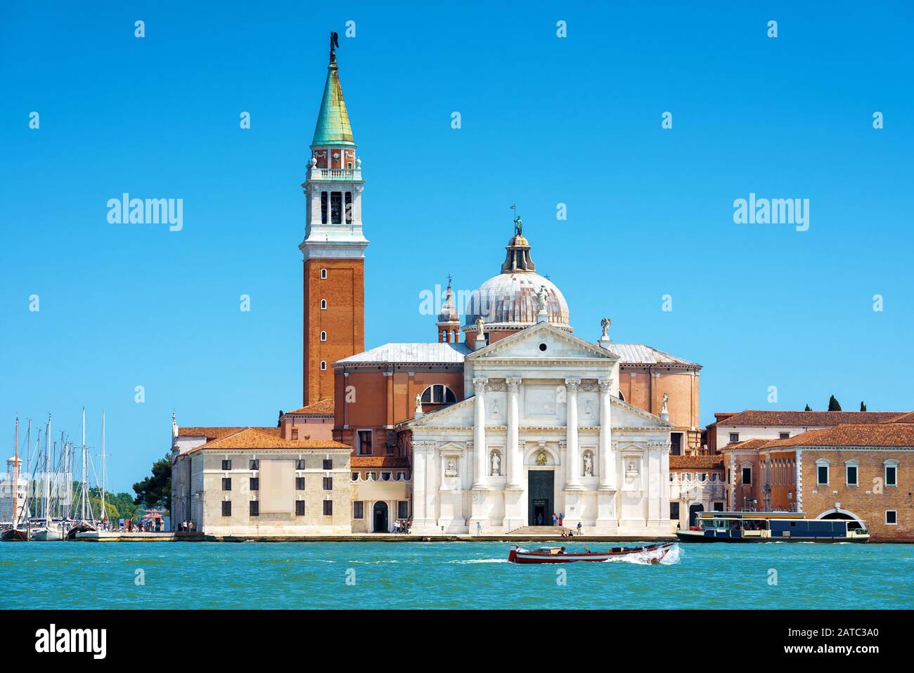 Kirche San Giorgio Maggiore auf der gleichnamigen Insel, Venedig, Italien. Wahrzeichen von Venedig am sonnigen Sommertag. Postkarte von Venedig. Romantisches Wasser Stockfoto