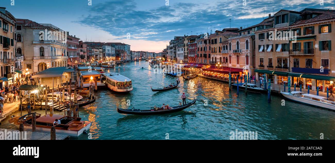 Panorama von Venedig bei Nacht, Italien. Wunderschönes Stadtbild Venedigs am Abend. Panoramaaussicht auf den Canal Grande in der Abenddämmerung. Es ist eines der wichtigsten Reiseunternehmen Stockfoto