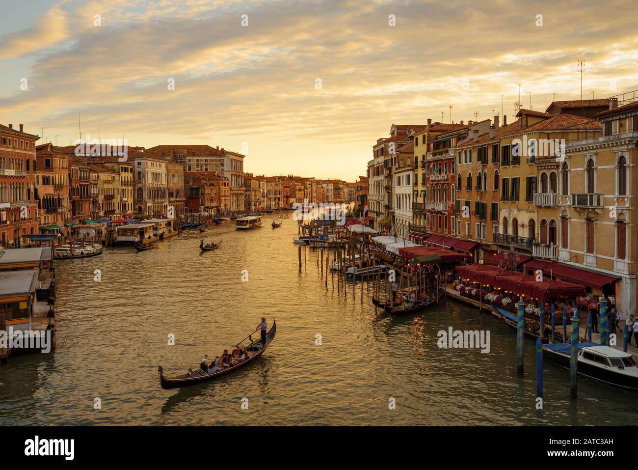 Canal Grande mit Gondeln bei Sonnenuntergang in Venedig, Italien. Der Canal Grande ist einer der großen Wasserverkehrskorridore Venedigs. Stockfoto