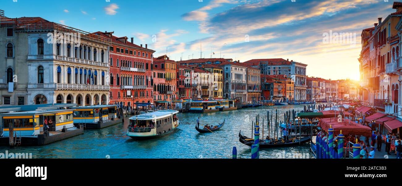 Panorama von Venedig bei Sonnenuntergang, Italien. Panoramaaussicht auf den Canal Grande in der Dämmerung. Es ist eine der beliebtesten Touristenattraktionen Venedigs. Schönes Stadtbild Venedigs a Stockfoto