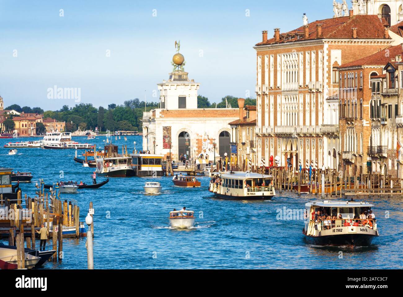 Venedig, Italien - 18. Mai 2017: Canal Grande mit Booten und Vaporetto. Es ist eine berühmte Touristenattraktion Venedigs. Blick auf die Hauptstraße von Venedig Stockfoto