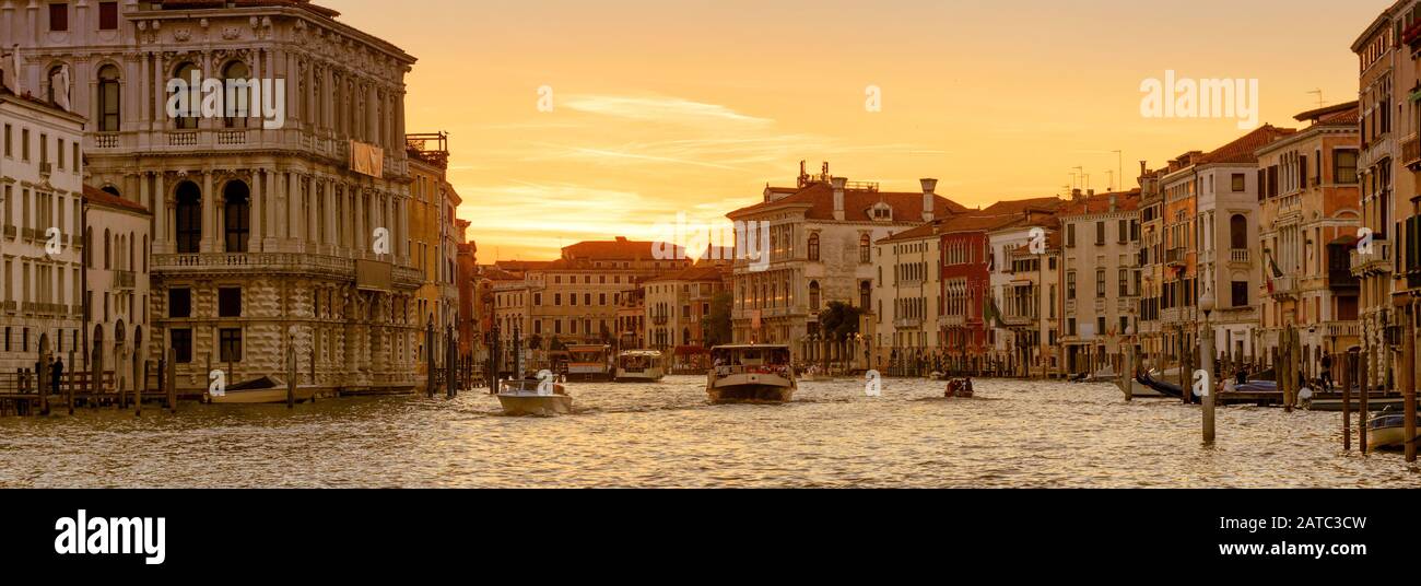 Panoramablick auf Venedig bei Sonnenuntergang, Italien. Horizontales Banner von Venedig für Website-Header. Motorboote mit Touristen fahren am Canal Grande in Ven entlang Stockfoto