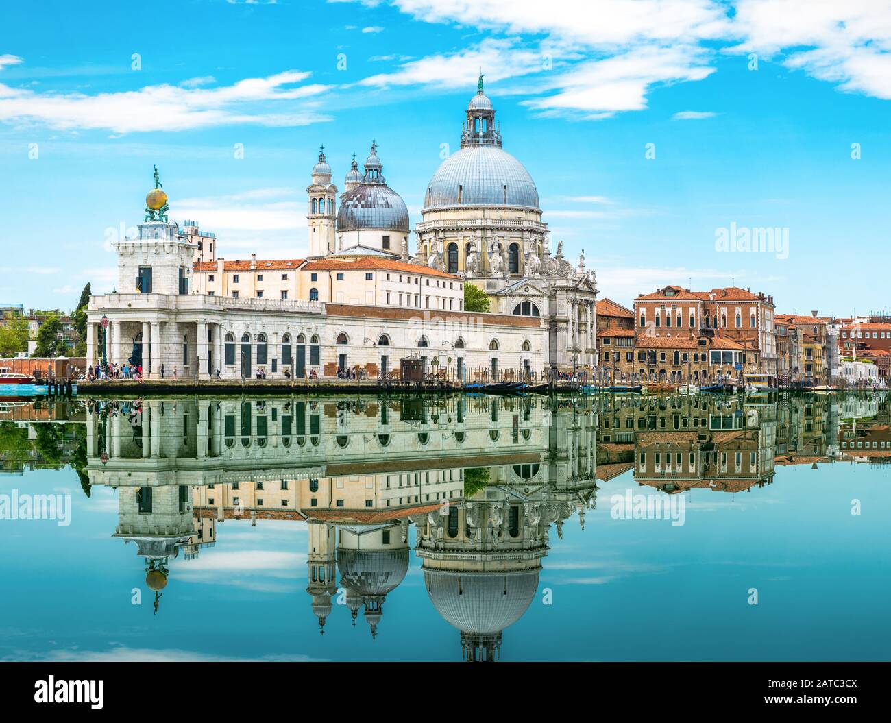 Venedig, Italien. Wunderbarer Blick auf Venedig mit Spiegelreflexion im Wasser. Blick auf die alte Architektur Venedigs am Canal Grande. Schöner Sommer sce Stockfoto