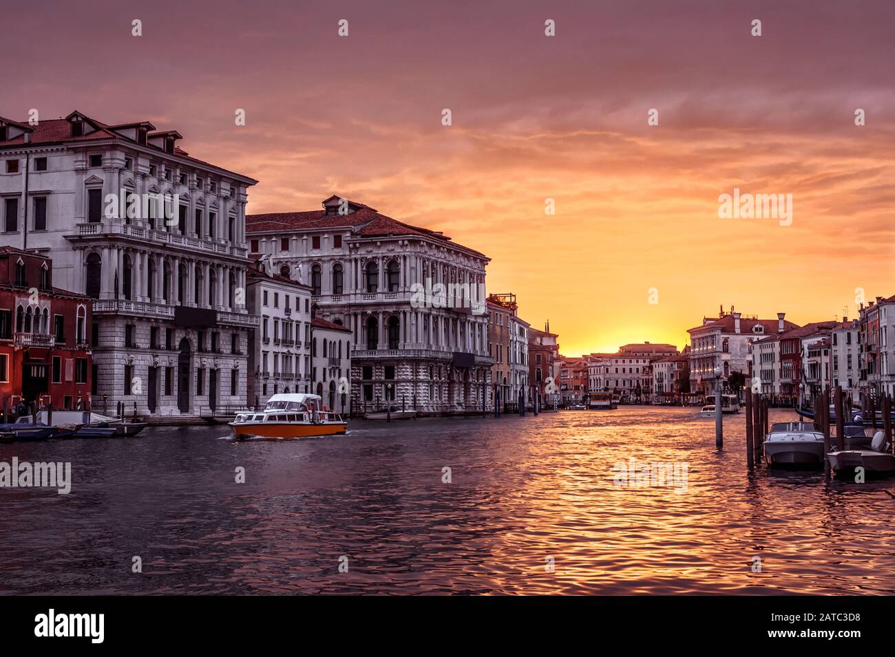 Venedig bei Sonnenuntergang, Italien. Panorama auf den Canal Grande am Abend. Urbane Landschaft Venedigs in Sonnenschein. Schöner sonniger Blick auf die Stadt Venedig in der Abenddämmerung. Stockfoto