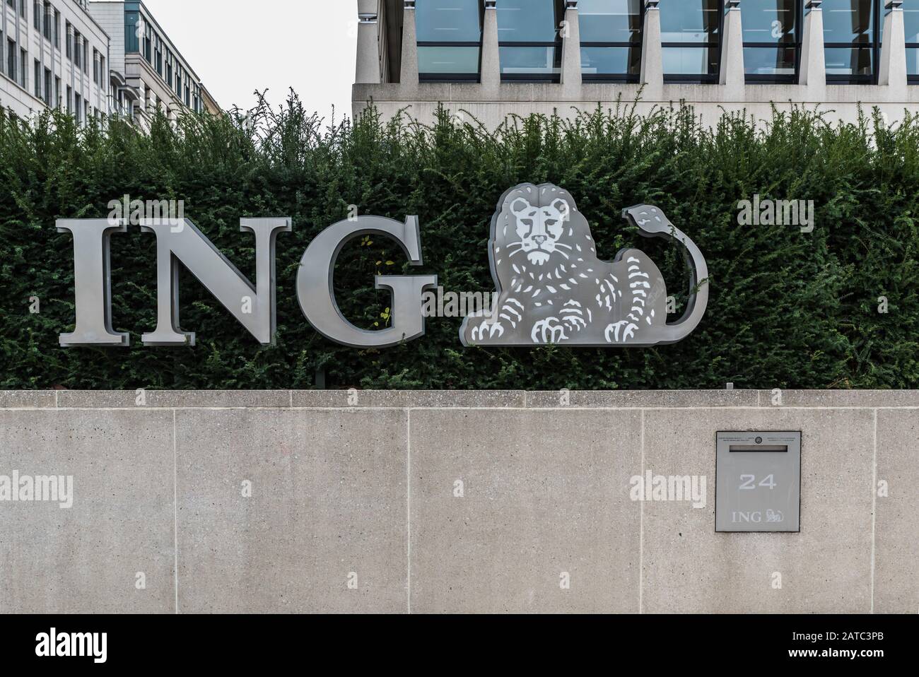 Brüsseler Altstadt, Region Brüssel-Hauptstadt / Belgien - 12 20 2019: Moderne Rechteckfassade der ING Bank und Versicherungsgesellschaft Stockfoto