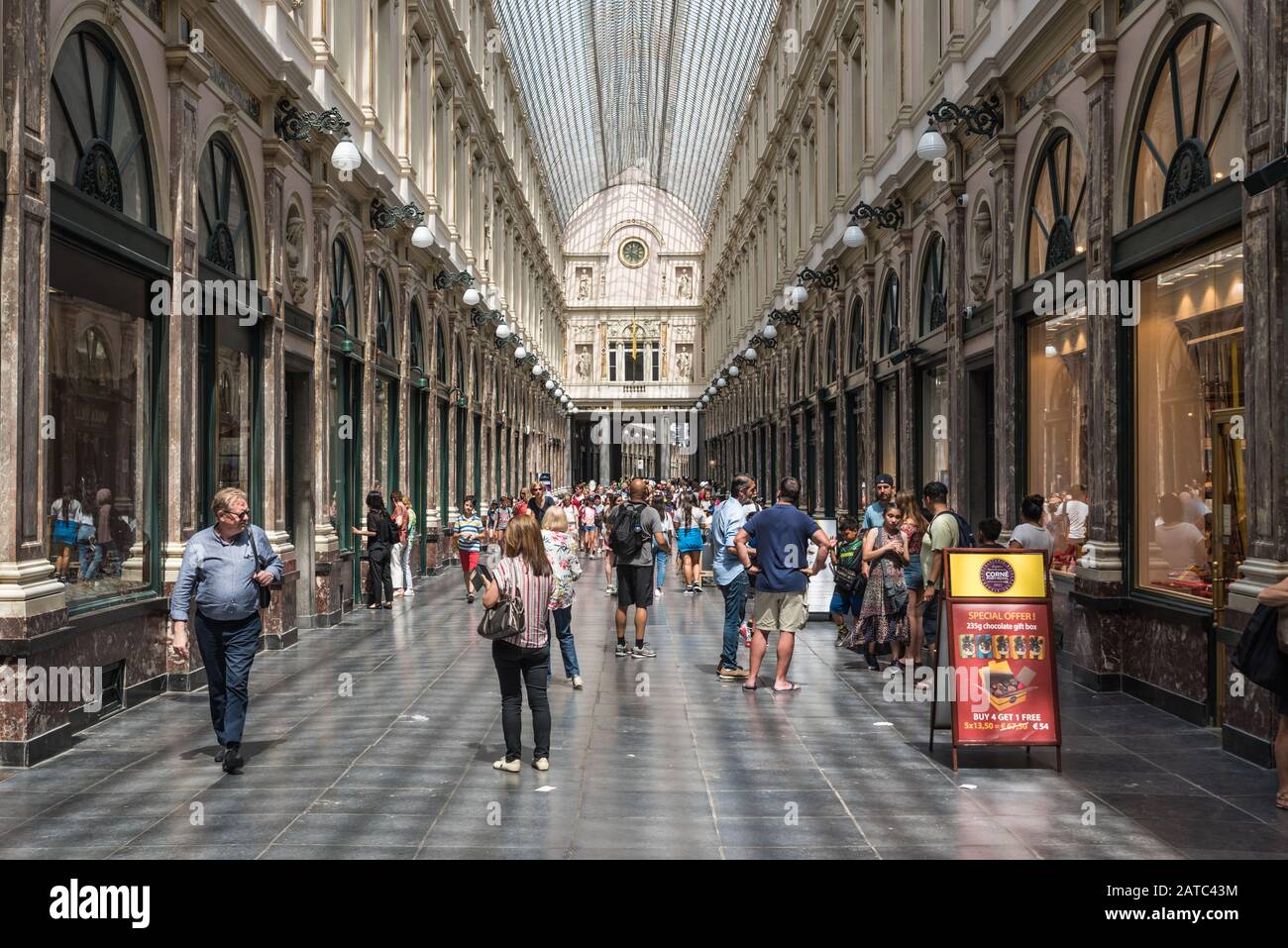 Brüsseler Altstadt/Belgien - 06 25 2019: Menschen im Sommer Kleidung zu Fuß durch die Sankt Hubertus Galerie im Jugendstil Stockfoto