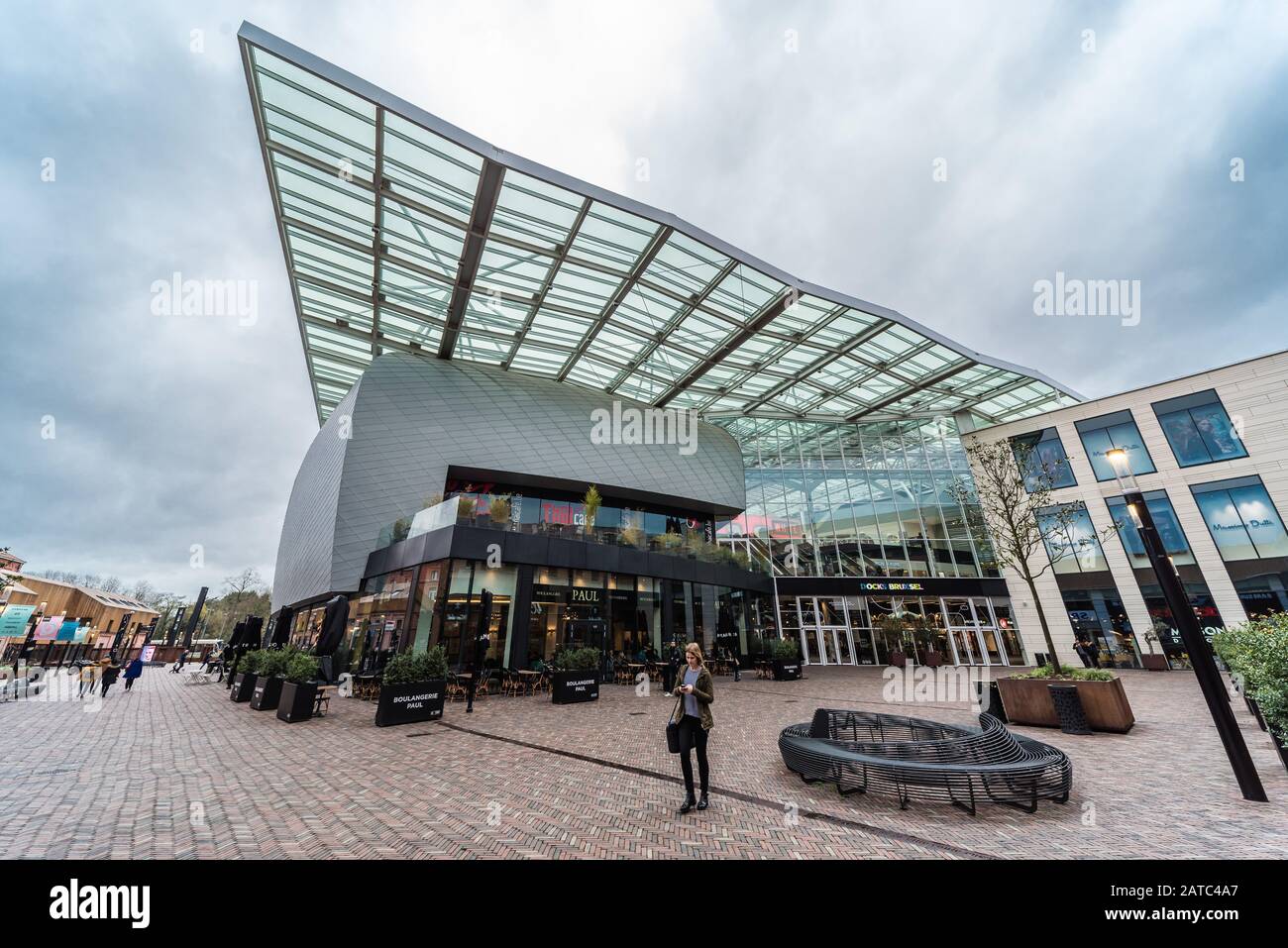 Schaerbeek, Brüssel / Belgien - 03 15 2019: Innenhof und Glasüberhang des docks Bruxsel Einkaufszentrum an einem regnerischen Tag Stockfoto