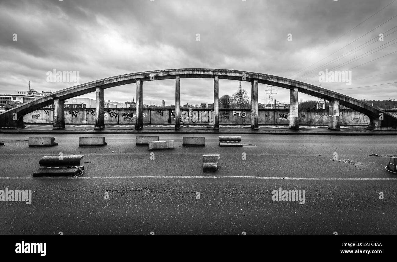 Schaerbeek, Brüssel / Belgien - 03 15 2019: Die baufällige Albert-Brücke mit dunklem Regenhimmel in Schwarz-Weiß Stockfoto