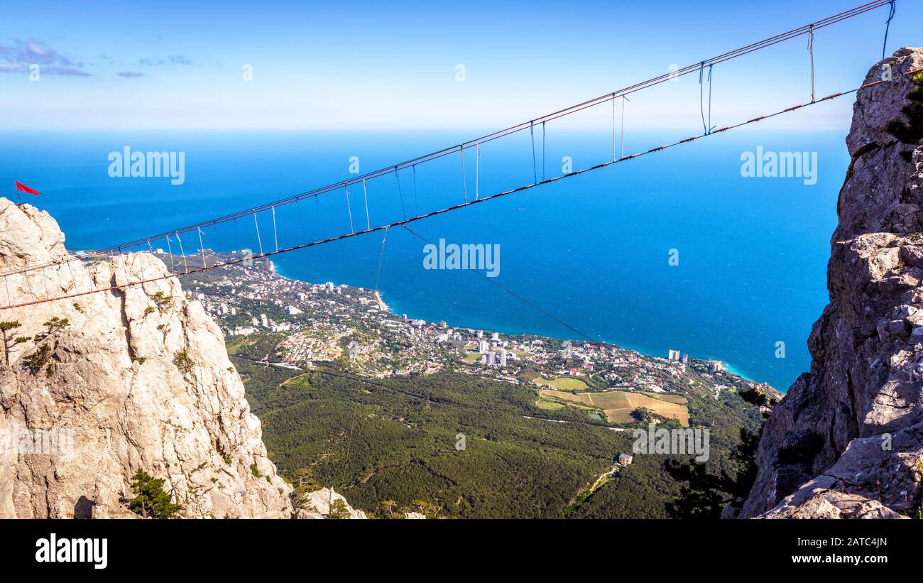 Seilbrücke auf dem Berg Ai-Petri, Krim, Russland. Dieser Berg ist eine der wichtigsten Touristenattraktionen der Krim. Panoramablick auf Hängebrücke OV Stockfoto