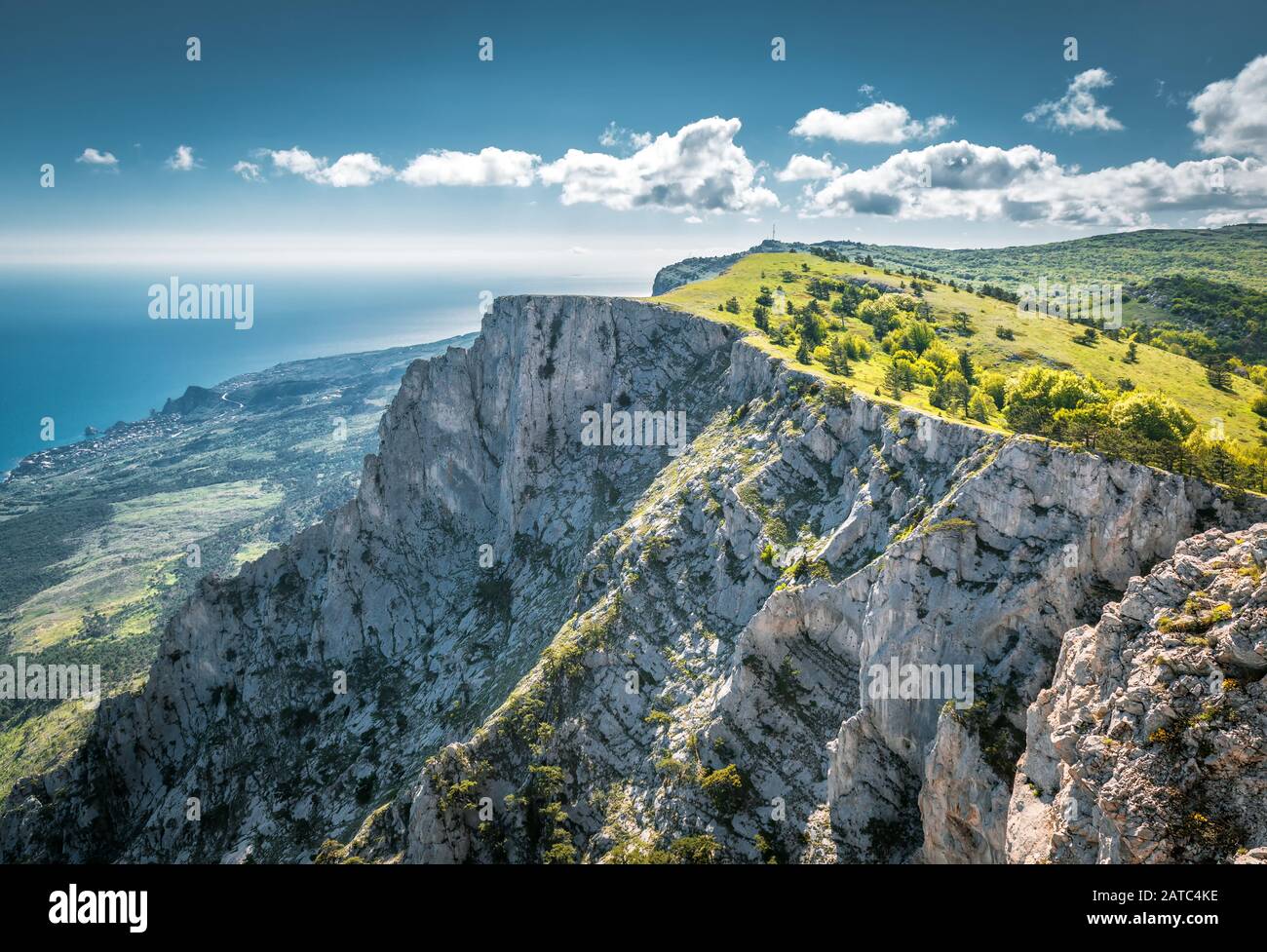 Der Berg Ai-Petri über dem Schwarzen Meer auf der Krim, Russland. Ai-Petri ist eines der höchsten Berge der Krim und Touristenattraktion. Stockfoto