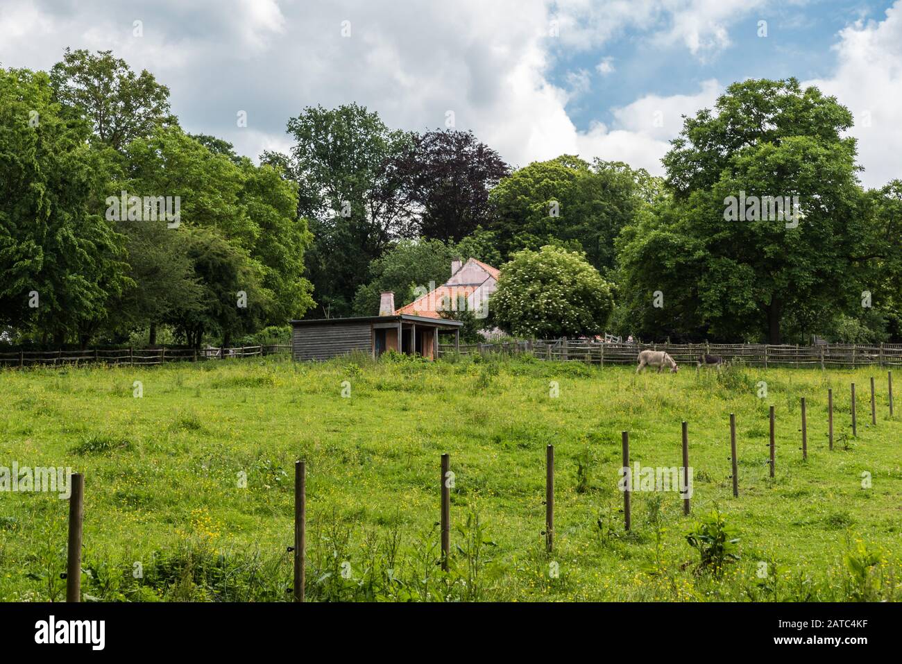 Holzgartenhaus und Schuppen in einem Küchengarten im Naturschutzgebiet und Park Avijl Plateau Stockfoto