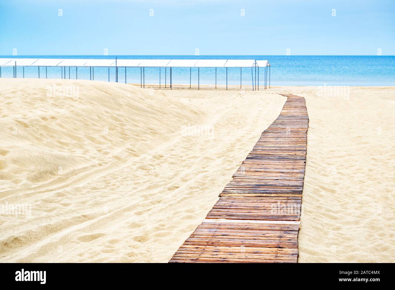 Panoramablick auf einen einsamen sandigen Strand mit Holzweg in Anapa, Russland. Schöner Strand am Schwarzen Meer für den Hintergrund. Touristenattraktion mit dez Stockfoto