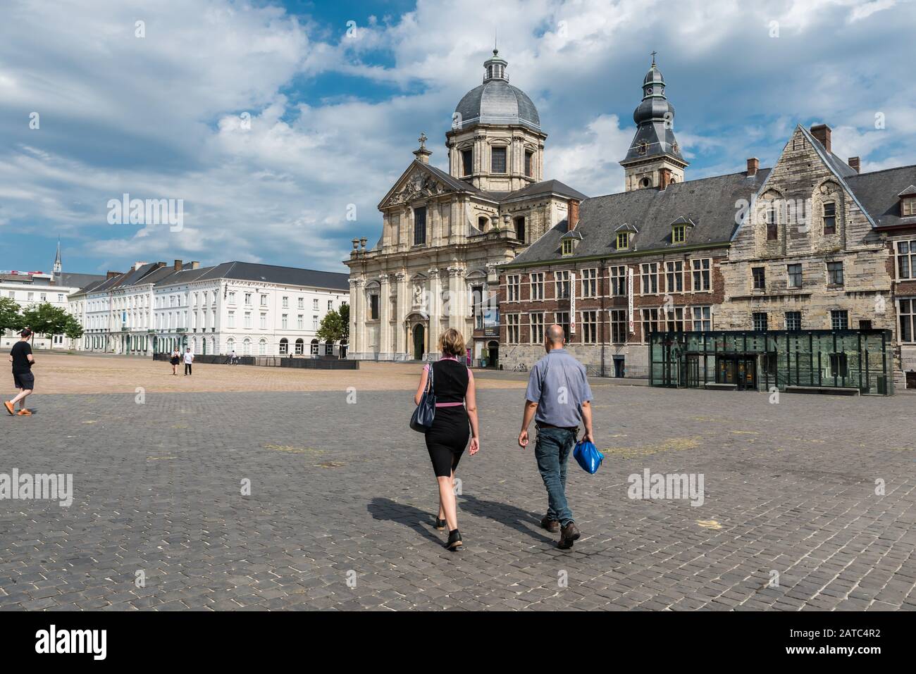 Gent, Flanders/Belgien - 09. 02 2019: Freunde von Mann und Frau, die über den Platz der Heiligen Pieters spazieren Stockfoto