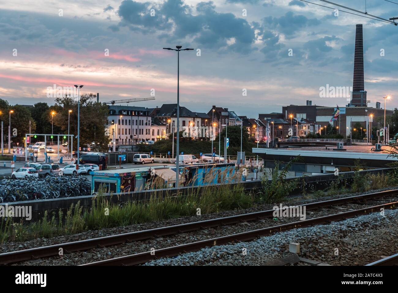 Gent Dampoort, Flanders/Belgien - 09. 02 2019: Abendlicher Panoramablick über den Industriestandort und den Bahnhof von Gent Dampoort Stockfoto