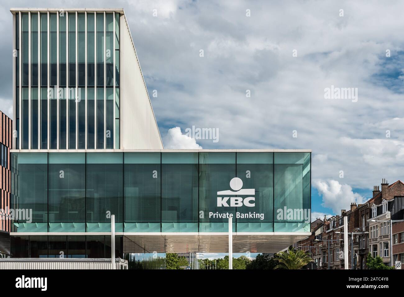 Leuven, Flanders/Belgien - 06 16 2019: Blick über die Fassade der KBC-Privatbankbüros und den Martelarenpleinplatz Stockfoto