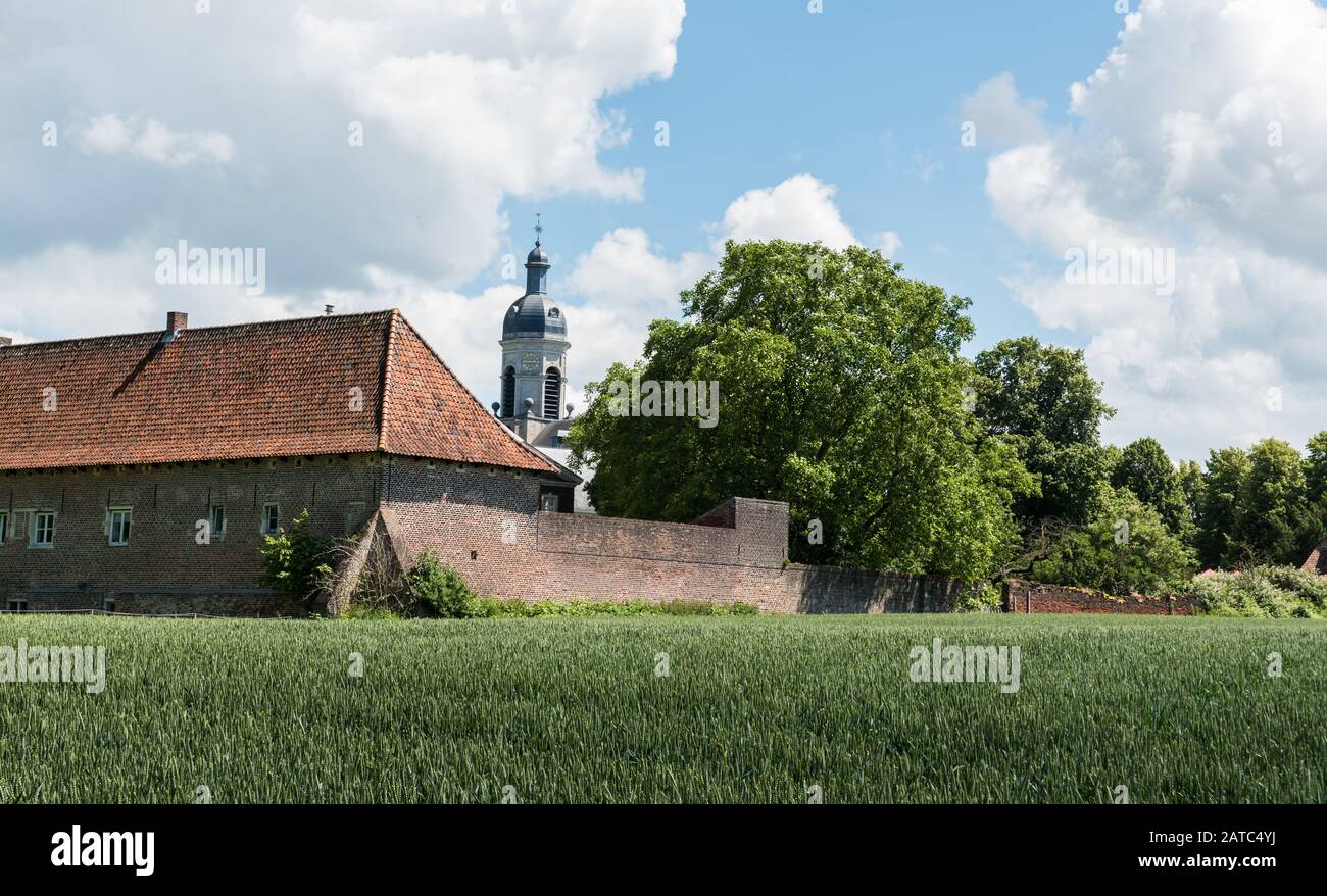 Kessel-Lo, Leuven Flanders / Belgien - 06 16 2019: Grüner Rasen und Bäume der Abdij van Park Abbey Stockfoto