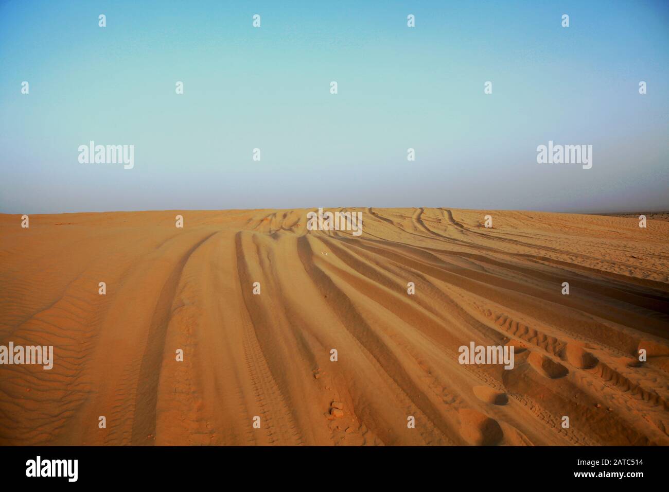 Fahrspuren von Autorädern im Sand der Sahara Stockfoto