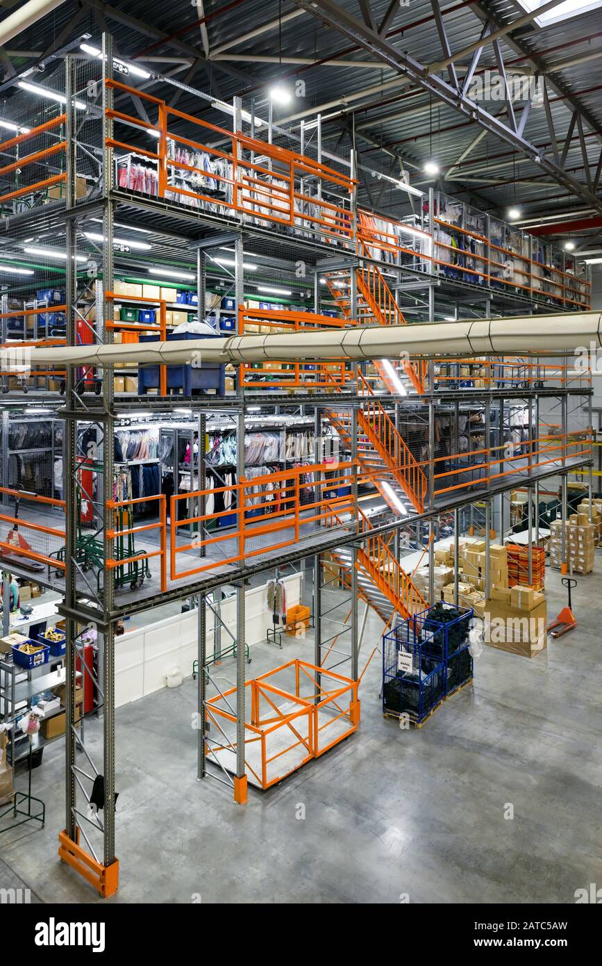 Moskau - 18. März 2016: Das große moderne Lager. Moskau ist eine moderne Stadt mit gut ausgebauter Logistikinfrastruktur. Stockfoto