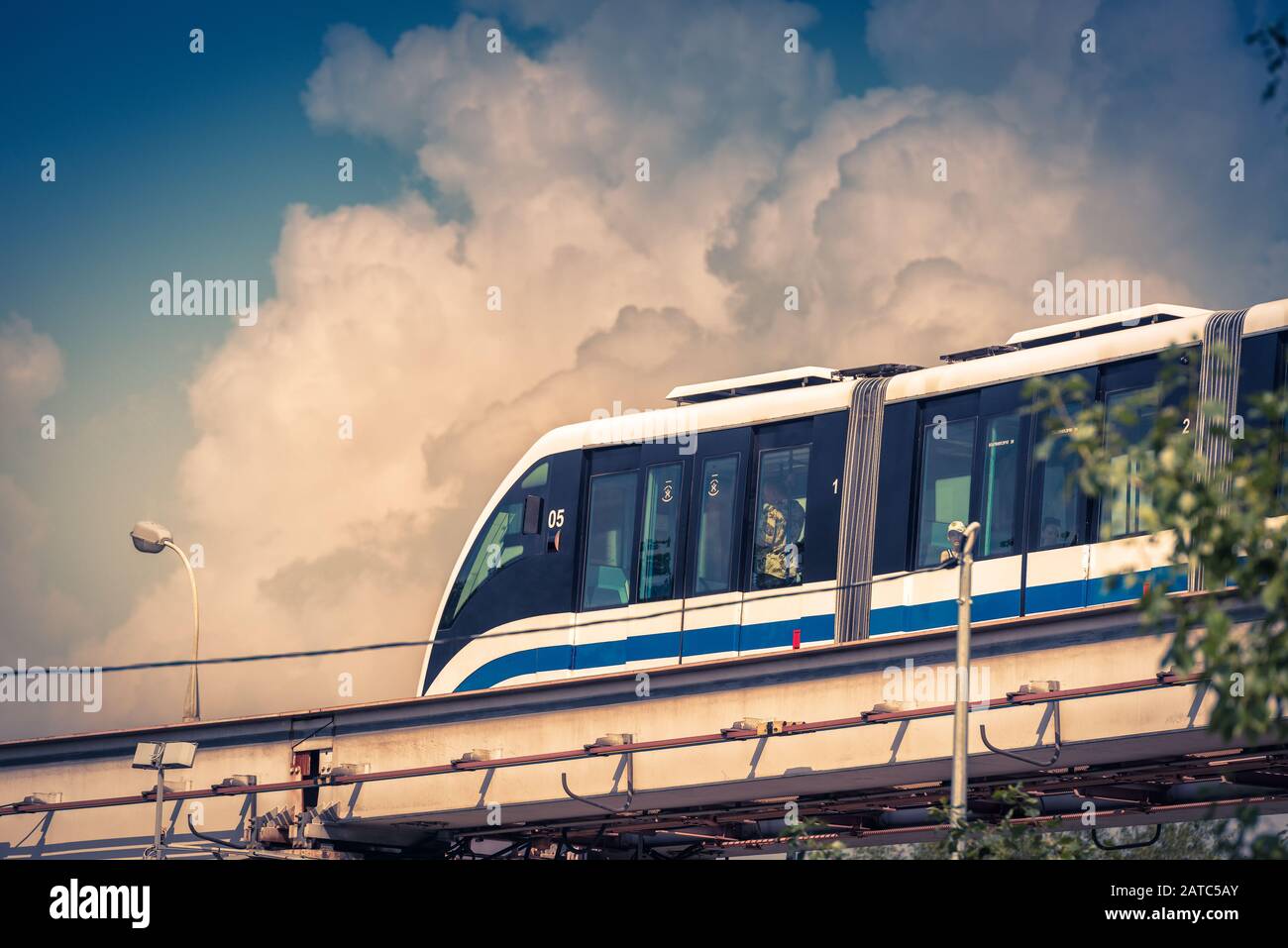 Moskau - 13. AUGUST 2016: Ein Monorail-Zug fährt in blauem Himmel. Stockfoto