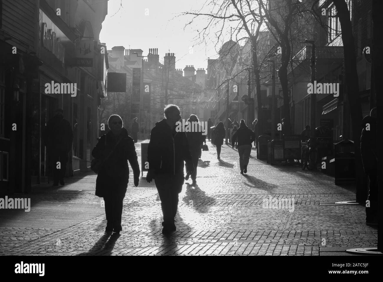 Folkestone High Street, Winter, Contre Jour, Winter Shopping, Folkestone, Kent, England Stockfoto