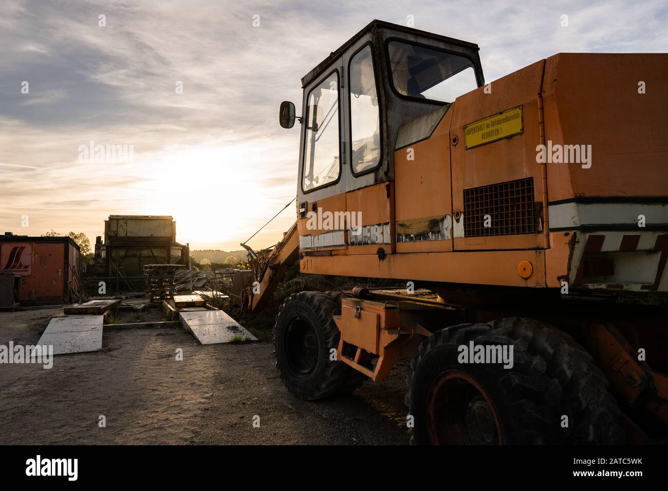 Ein alter Bagger auf einer Baustelle Stockfoto