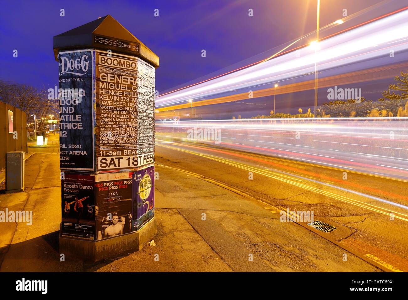 Eine Werbesäule in Leeds, mit Lichtstreifen von einem vorbeifahrenden Bus. Stockfoto