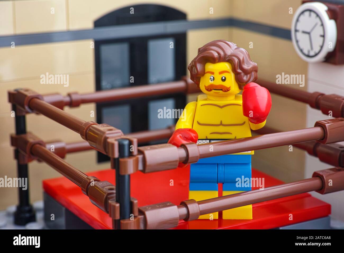 Tambov, Russische Föderation - 21. Januar 2020 die Minifigure des Boxboxers Lego, die in der Boxsporthalle trainieren. Stockfoto
