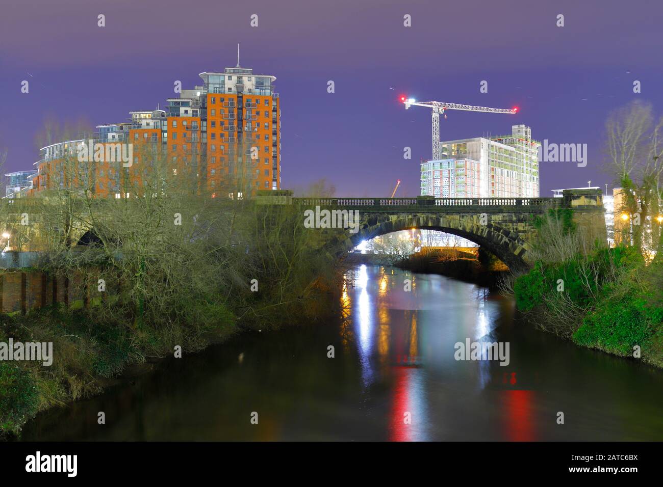 City Island Apartments in Leeds und der Bau des Wellington Place Stockfoto