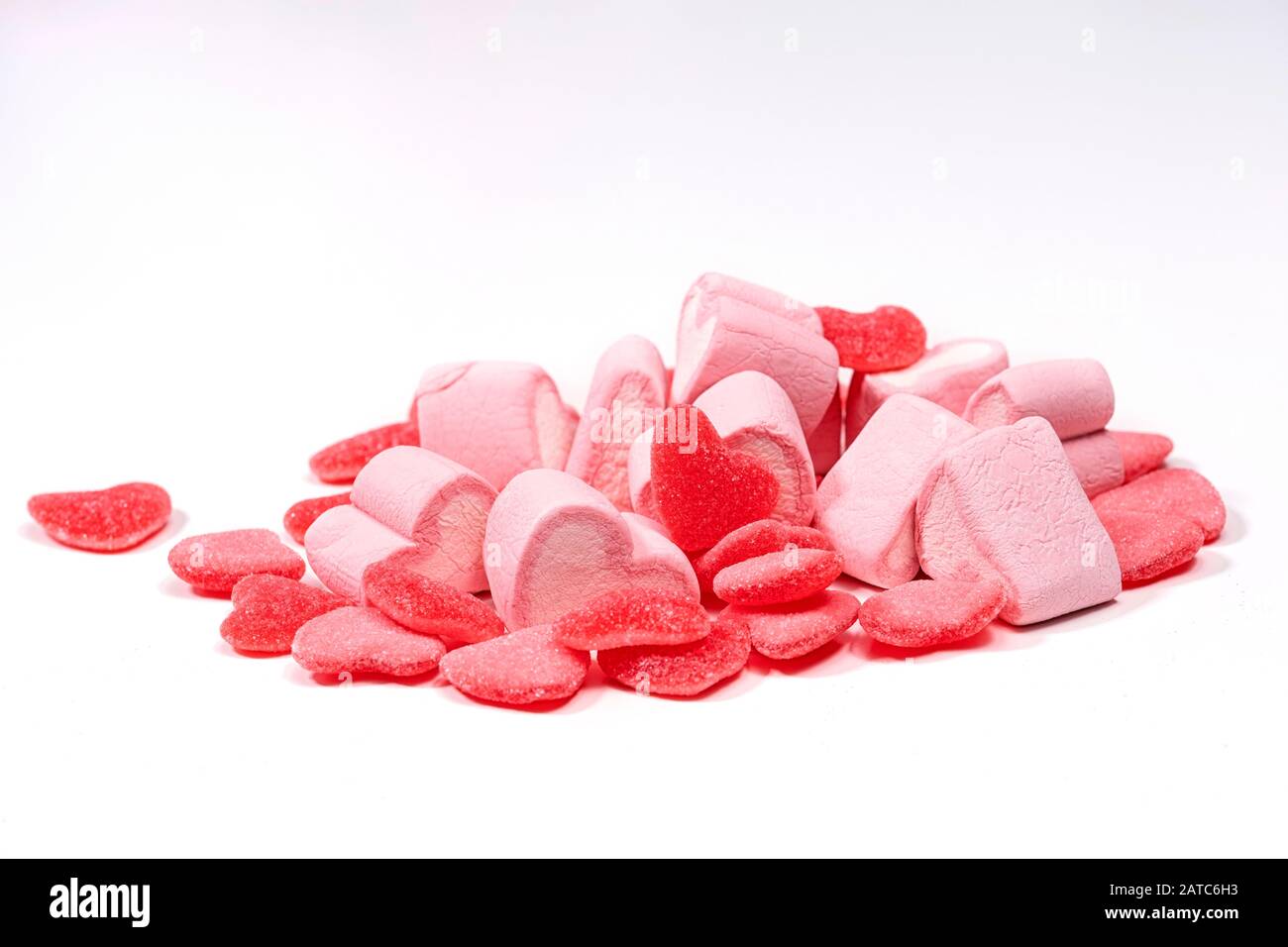 Nahaufnahme von Herzförmigen Süßigkeiten isoliert Stockfoto