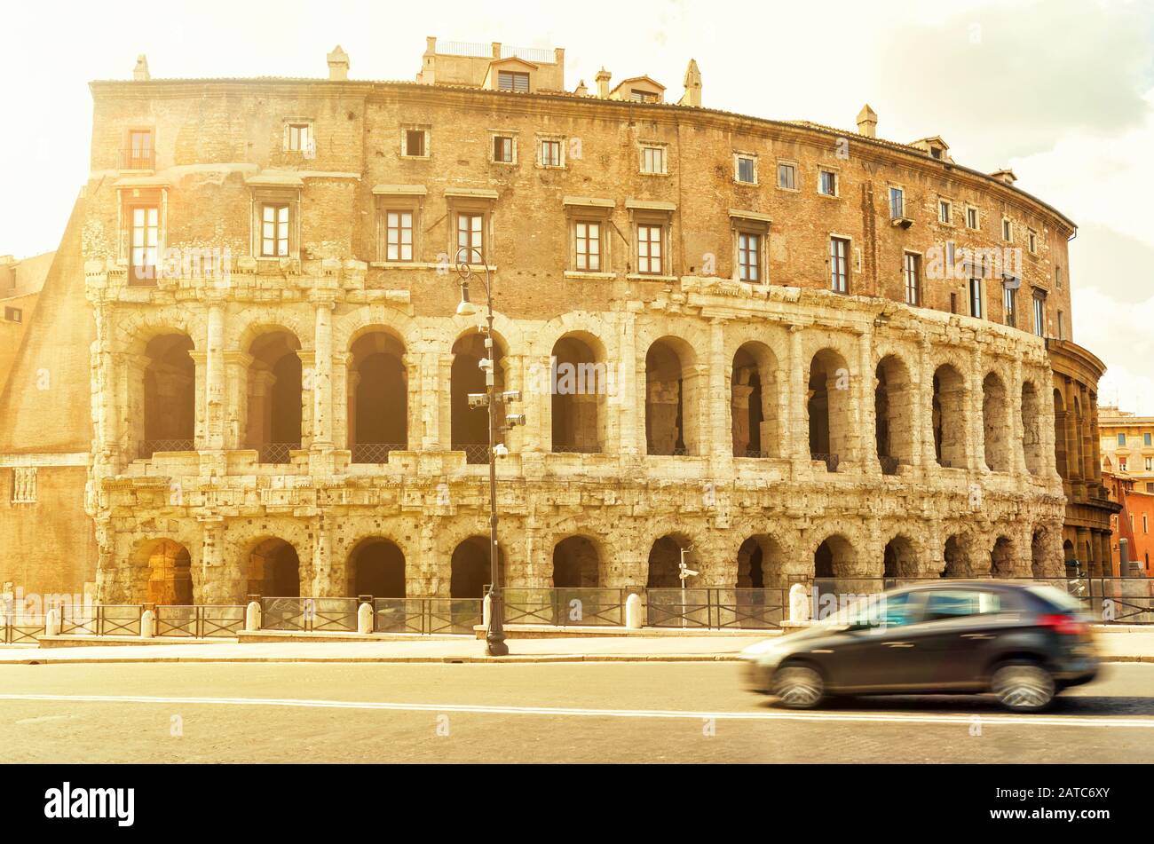 Das alte Gebäude in einer Straße im Zentrum Roms an einem sonnigen Tag, Italien Stockfoto