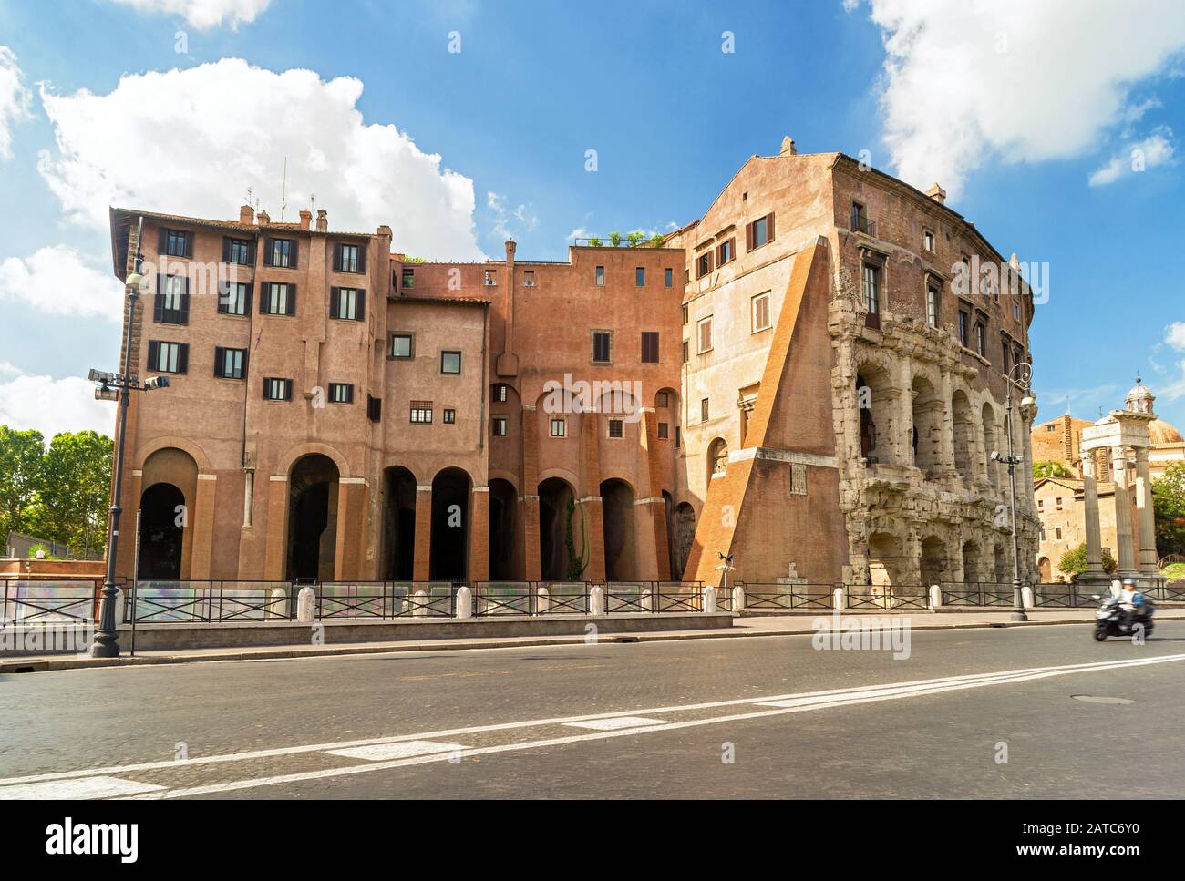 Das ungewöhnliche alte Gebäude in einer Straße im Zentrum Roms, Italien Stockfoto