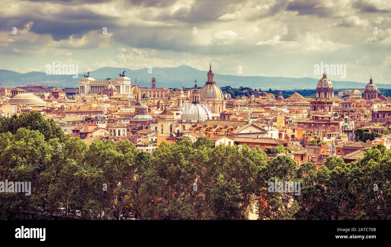 Antenne Panoramablick über Rom im Sommer, Italien. Skyline Roms. Alte Rom im Sonnenlicht. Landschaftlich schöne Panorama von Rom an einem sonnigen Tag. Vintage phot Stockfoto
