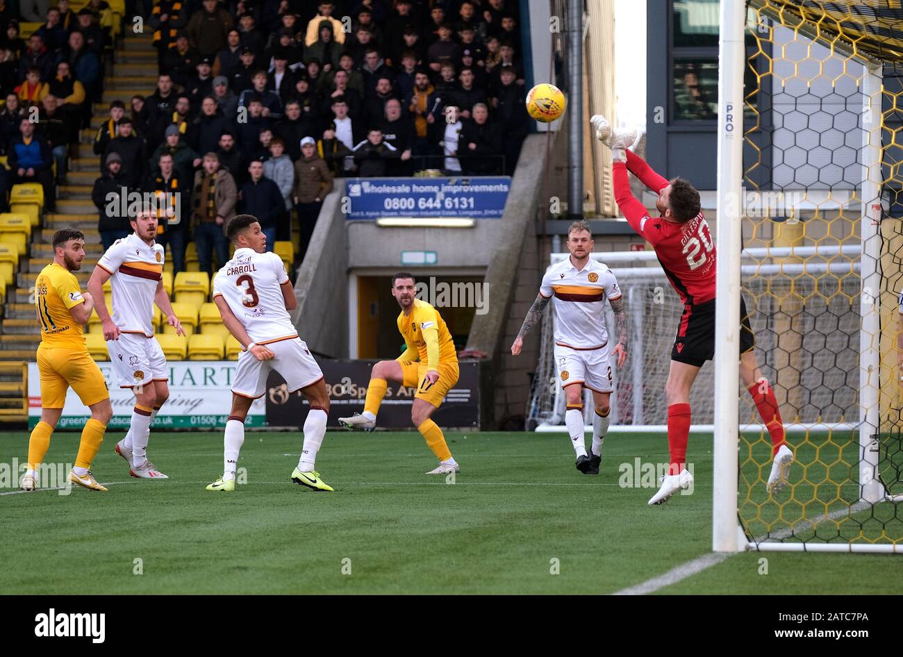 Livingston, Großbritannien. Februar 2020. Motherwell-Torhüter Mark Gillespie rettet Scott Robinson aus Livingston beim Spiel der Scottish Premiership zwischen Livingston FC und Motherwell FC in Der Tony Macaroni Arena in Livingston am 1. Februar 2020. Gutschrift: SPP Sport Presse Foto. /Alamy Live News Stockfoto