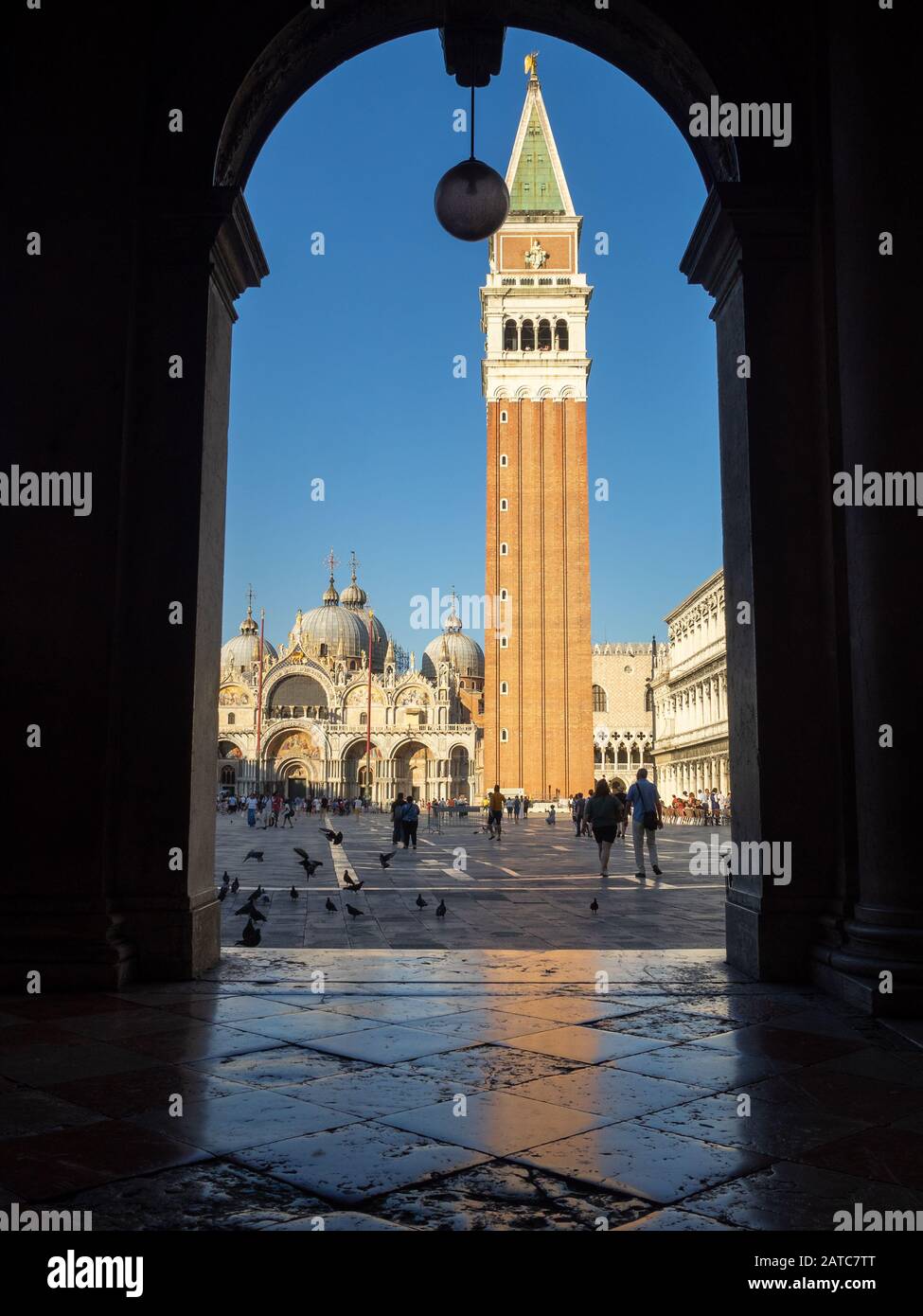 San Marco Turm, eingerahmt von einem Bogen der quadratischen Gebäude, Venedig Stockfoto