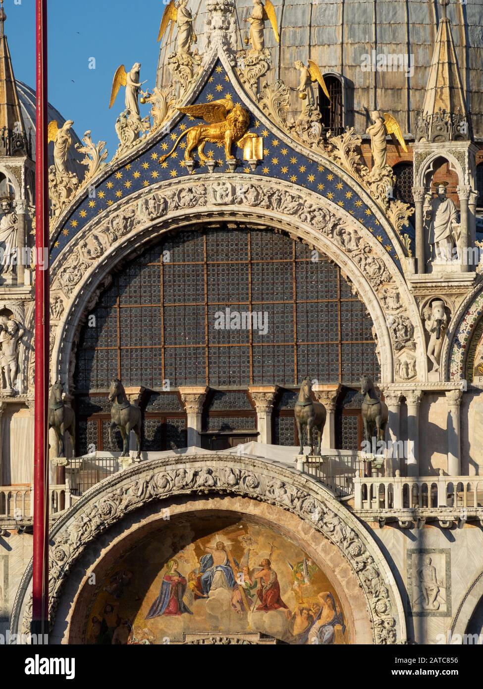 Fassadendetails der Basilika San Marcos, Venedig Stockfoto