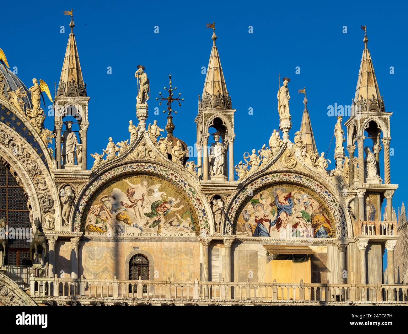 Fassade Detail der San Marcos Basilika mit Mosaik mit Szenen aus dem Leben Christi, Venedig Stockfoto