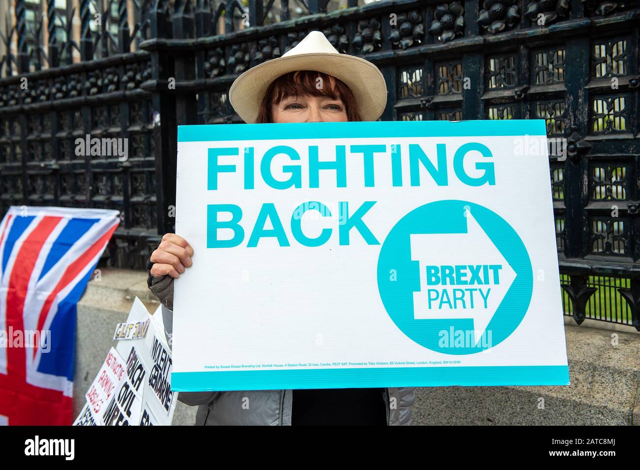 Westminster, London, Großbritannien. Mai 2019. Ein Brexit Leave Aktivisten hält ein Brexit Party Fighting Back Zeichen. Kredit: Maureen McLean/Alamy Stockfoto