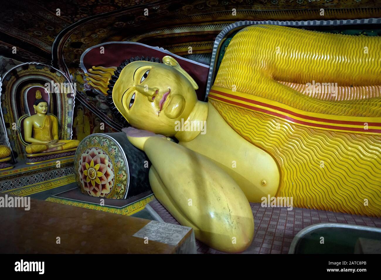 Mulkirigala, Sri Lanka - 4. November 2017: Statue des sich zurückverrückenden Buddha im alten buddhistischen Höhlentempel - Mulkigala Raja Maha Vihara. Stockfoto