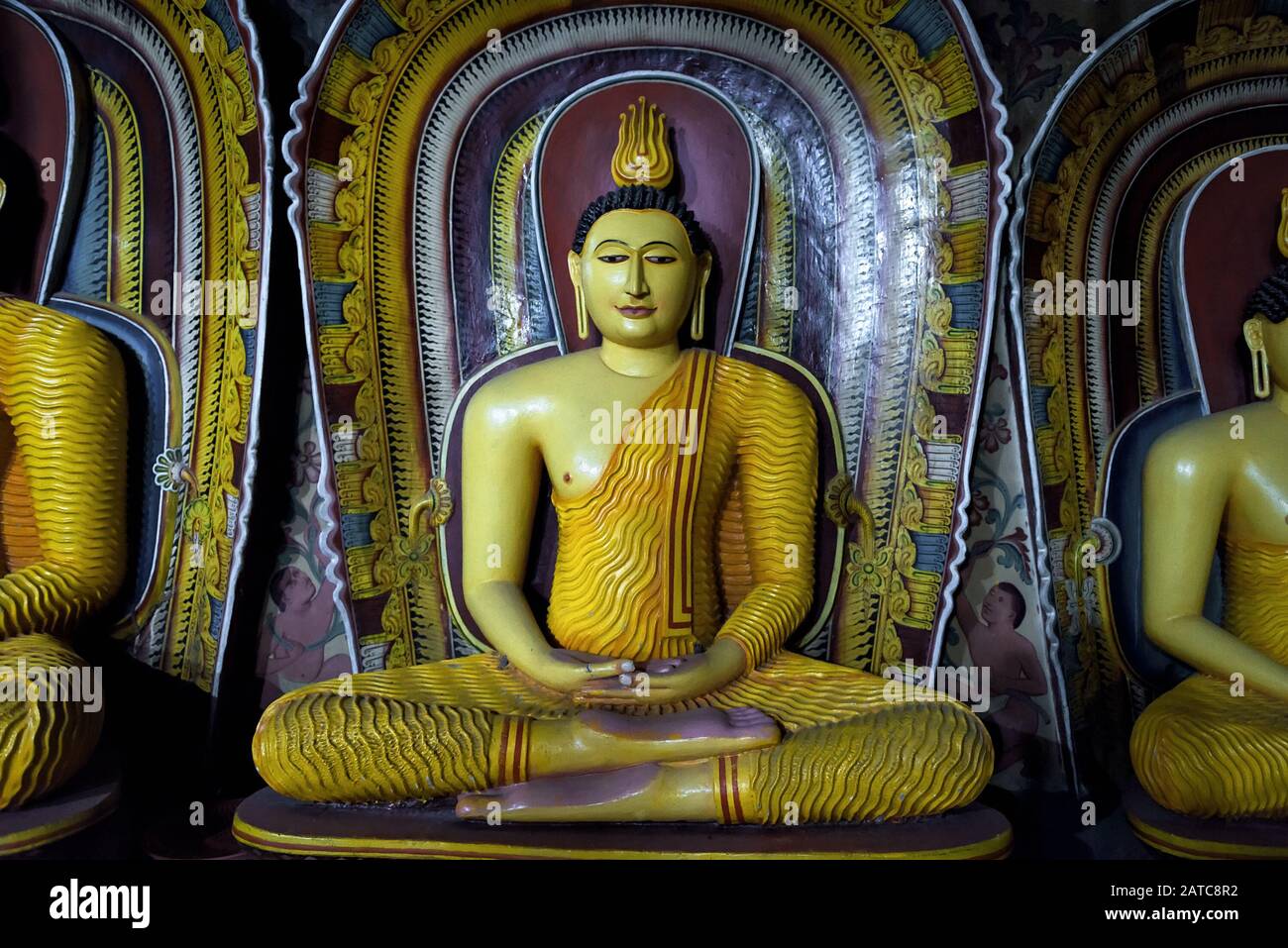 Mulkirigala, Sri Lanka - 4. November 2017: Statue des sitzenden Buddha im alten buddhistischen Höhlentempel - Mulkirigala Raja Maha Vihara. Stockfoto