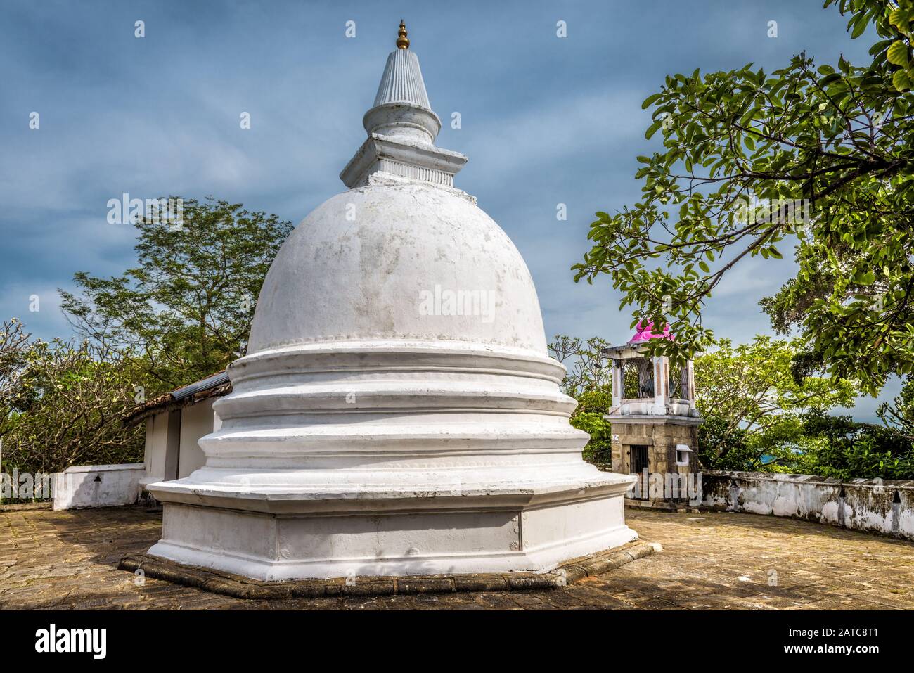 Mulkirigala Raja Maha Vihara ist ein alter buddhistischer Felsentempel in Sri Lanka Stockfoto