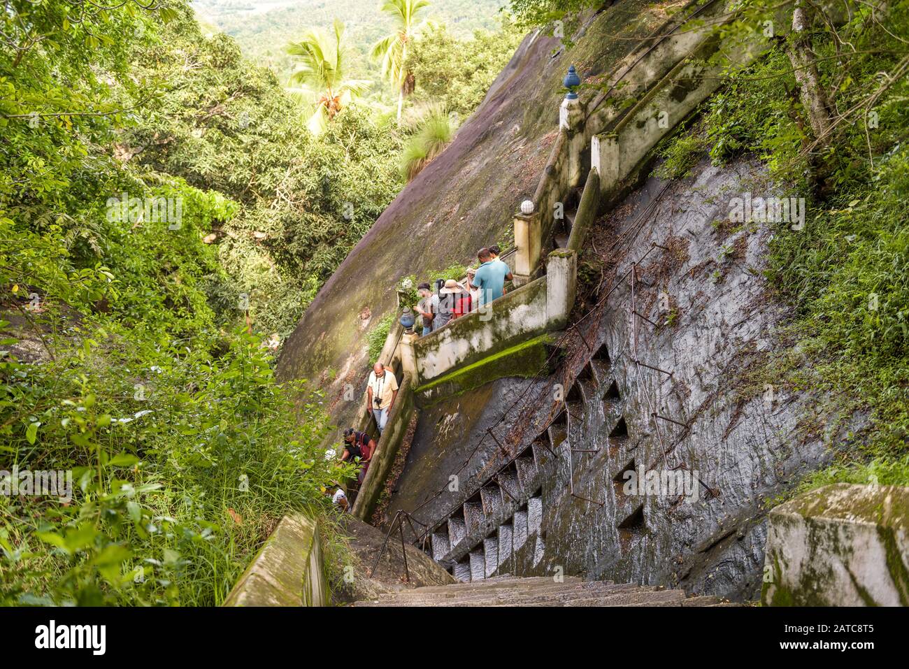 Mulkirigala, Sri Lanka - 4. November 2017: Touristen steigen die Treppe vom alten buddhistischen Felsentempel ab. In den Felsen gehauene antike Stufen, in t Stockfoto