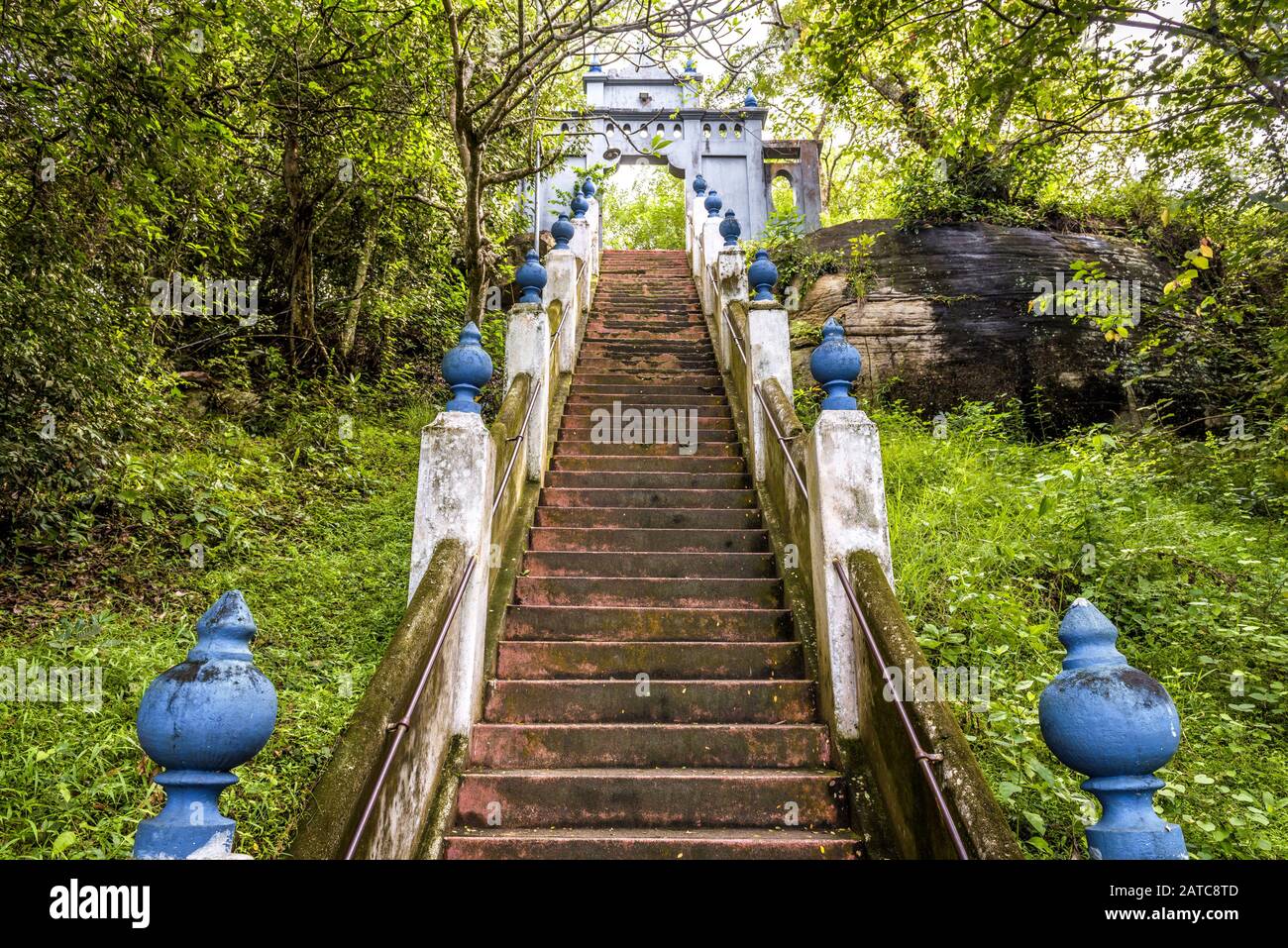 Treppe im alten buddhistischen Felsentempel in Mulkirigala, Sri Lanka Stockfoto