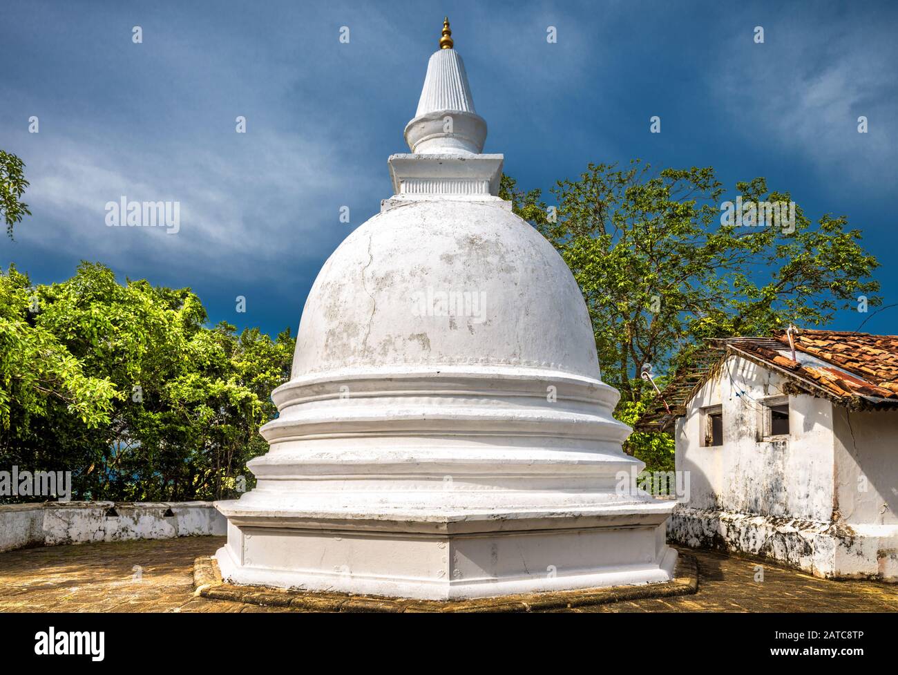 Buddhistischer Stupa im Tempel von Mulkirigala, Sri Lanka. Mulkirigala Raja Maha Vihara ist ein alter buddhistischer Felsentempelkomplex. Der alte Stupa im Stockfoto