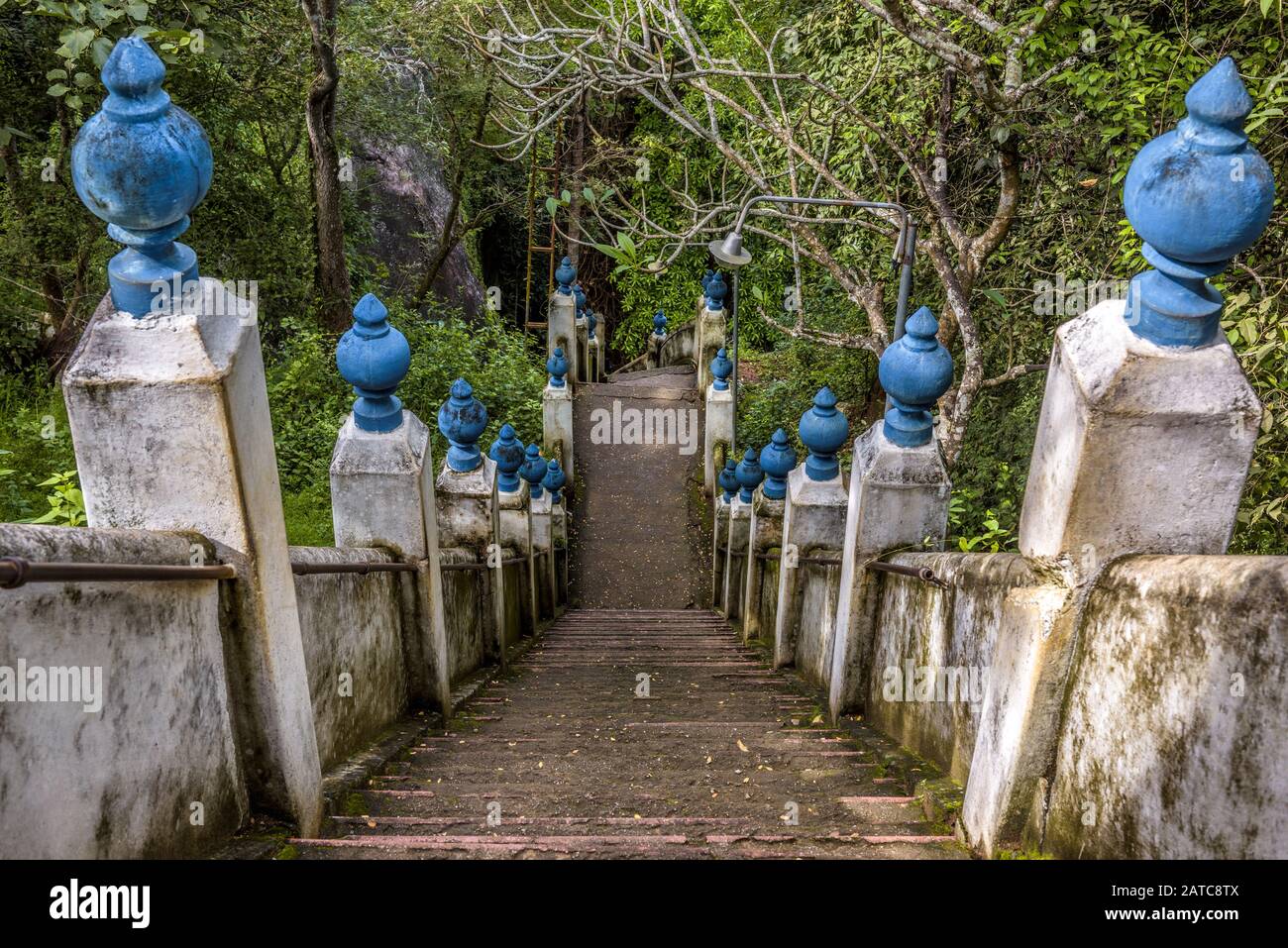 Treppe im alten buddhistischen Felsentempel in Mulkirigala, Sri Lanka Stockfoto