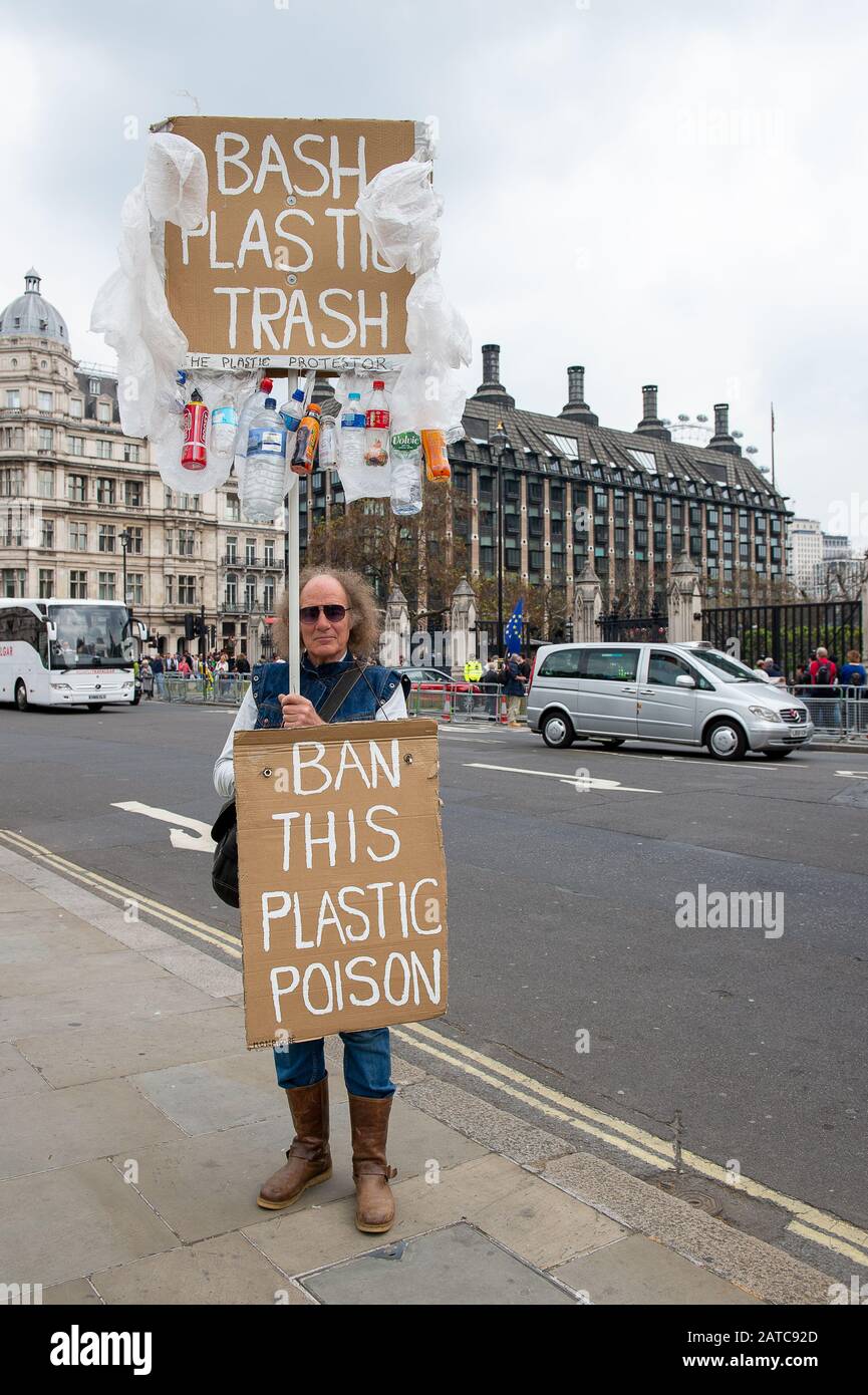 Westminster, London, Großbritannien. Mai 2019. Ein Mann hält einen "Bash Plastic Trash" fest und Verbbietet Diese Plakatschilder Aus Kunststoff außerhalb der Parlamentsgebäude. Kredit: Maureen McLean/Alamy Stockfoto