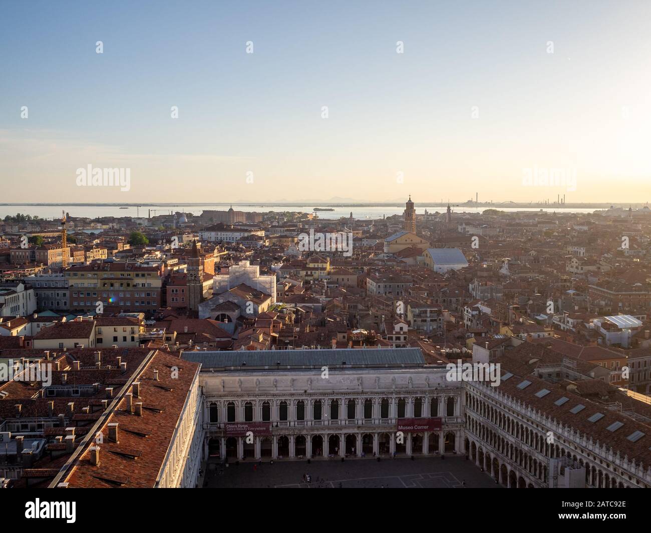 Blick Richtung Südwesten vom San Marco Tower über den Platz und die Dächer der Stadt, Venedig Stockfoto
