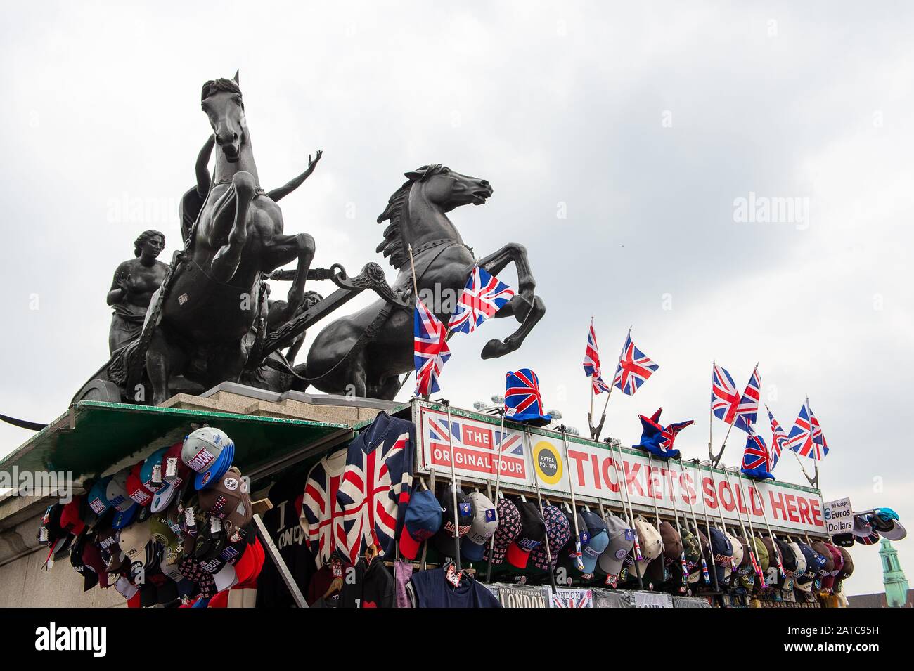 Westminster, London, Großbritannien. Mai 2019. Ein touristischer Stall unterhalb des Statuts Boudiccan Rebellion an der Westminster Bridge. Kredit: Maureen McLean/Alamy Stockfoto