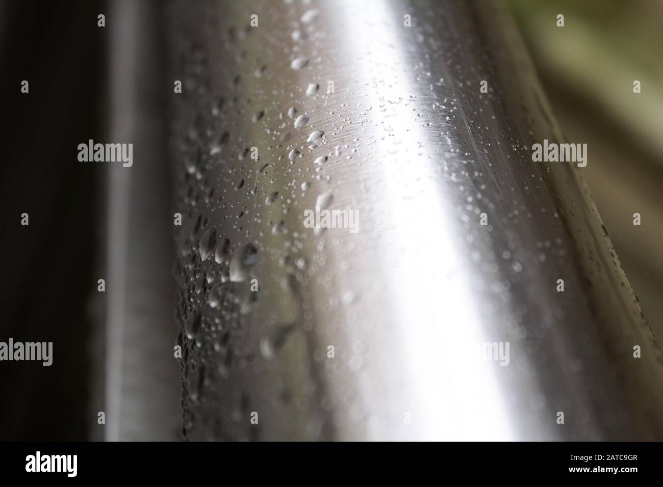 Metal fällt, Regen und temporäre Wasser, Textur und Hintergrund Stockfoto