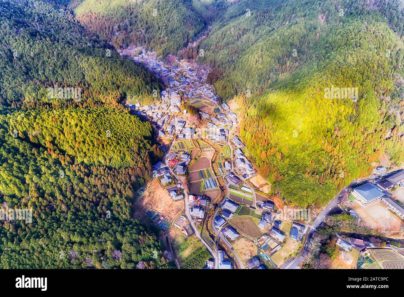 Kleines Bauerndorf Ohara im Großraum Kyoto zwischen bewaldeten Bergen mit landwirtschaftlichen Feldern und Terrassen in Luftansicht von oben nach unten. Stockfoto