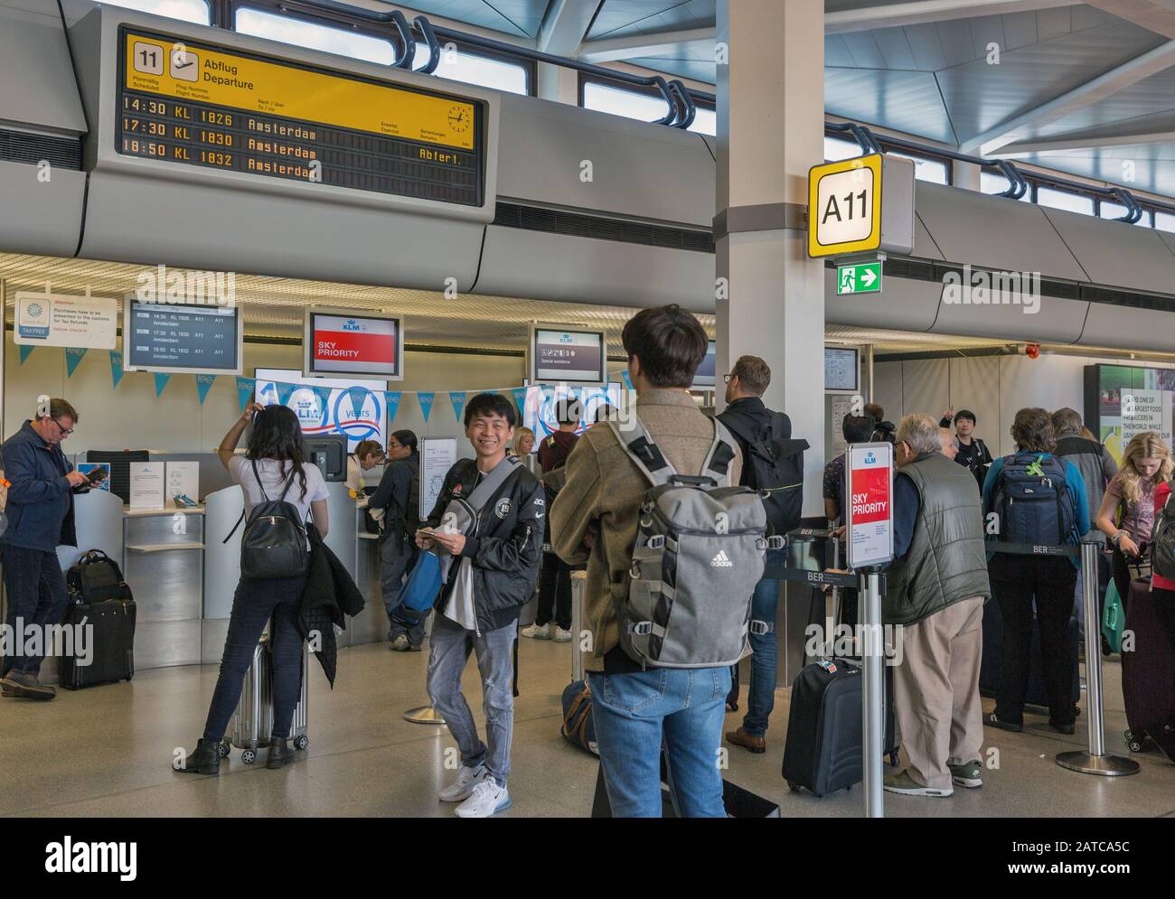 Berlin, DEUTSCHLAND - 18. OKTOBER 2019: Passagiere checken mit Gepäck zum  Flug nach Amsterdam am KLM-Schalter im internationalen Flughafen Tegel ein  Stockfotografie - Alamy